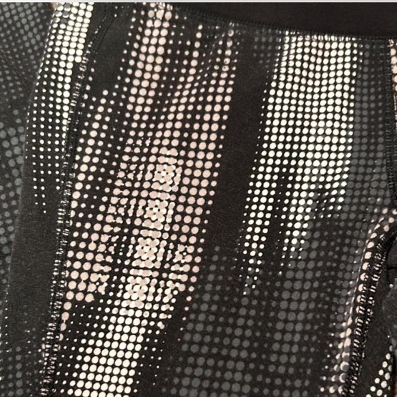 Reebok Black and White Activewear - Picture 9 of 9